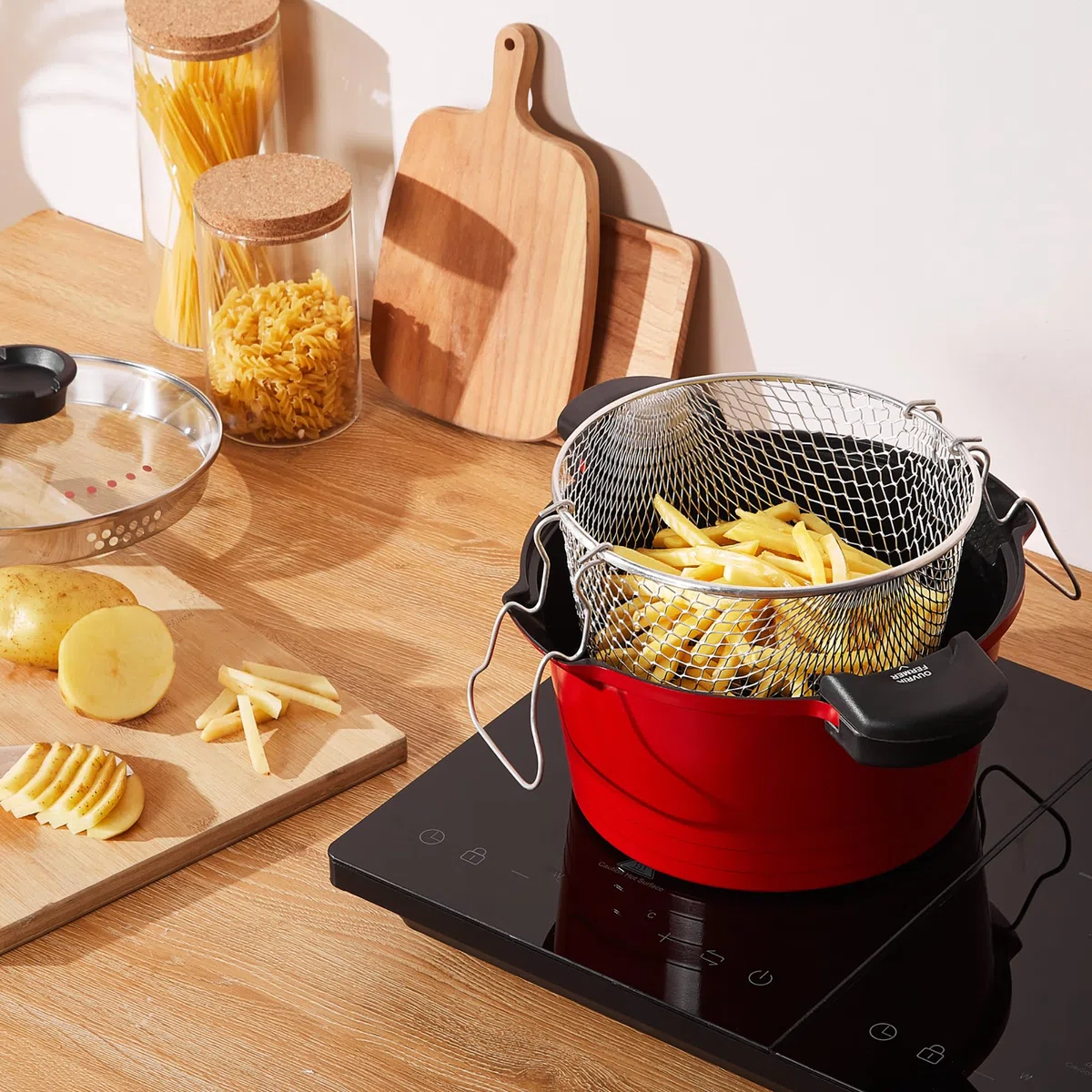 ROSSETTO Olla para pasta Tradicional 24 cm, Cesta, Tapa de Vidrio, Rojo | Cocción versátil con gran capacidad y cuerpo de aluminio fundido. Compatible con todo tipo de cocinas, incluida la inducción