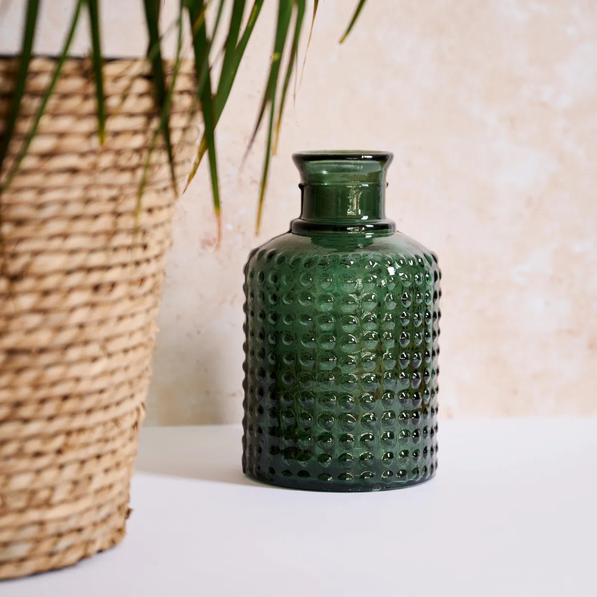 Botella Mediana de Vidrio Reciclado con Diseño de Puntos en Relieve - Pequeña Garrafa Artesanal de Cristal Estilo Mediterráneo para Decoración como Jarrón o Florero (Verde Oliva)