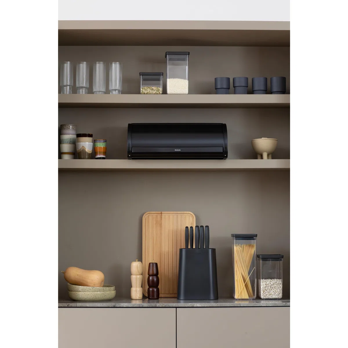 Brabantia Panera Roll Top - Caja de almacenamiento grande para pan, bagels, panecillos - Diseño eficiente con parte superior plana, Metal duradero - Matt Black