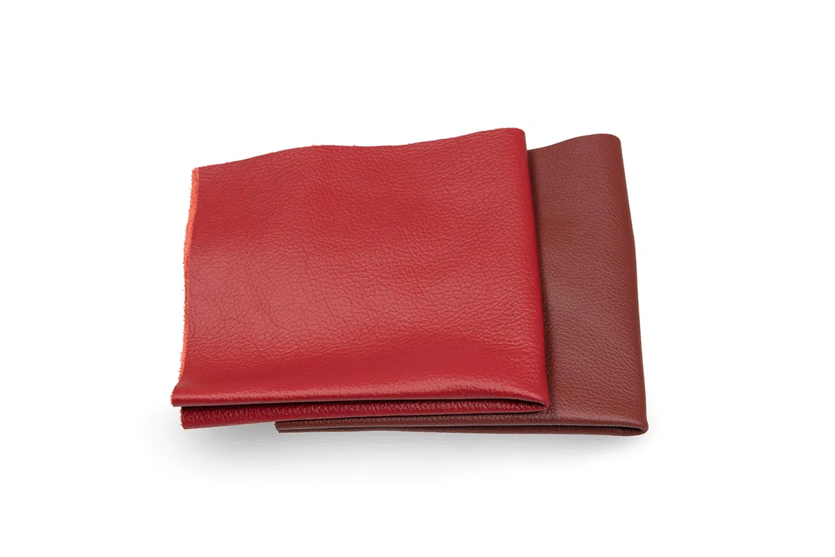 Recortes de cuero rojo, restos de cuero, tamaño A6, ideal para bolsos, zapatos, reparaciones, decoraciones, manualidades, 1 kg