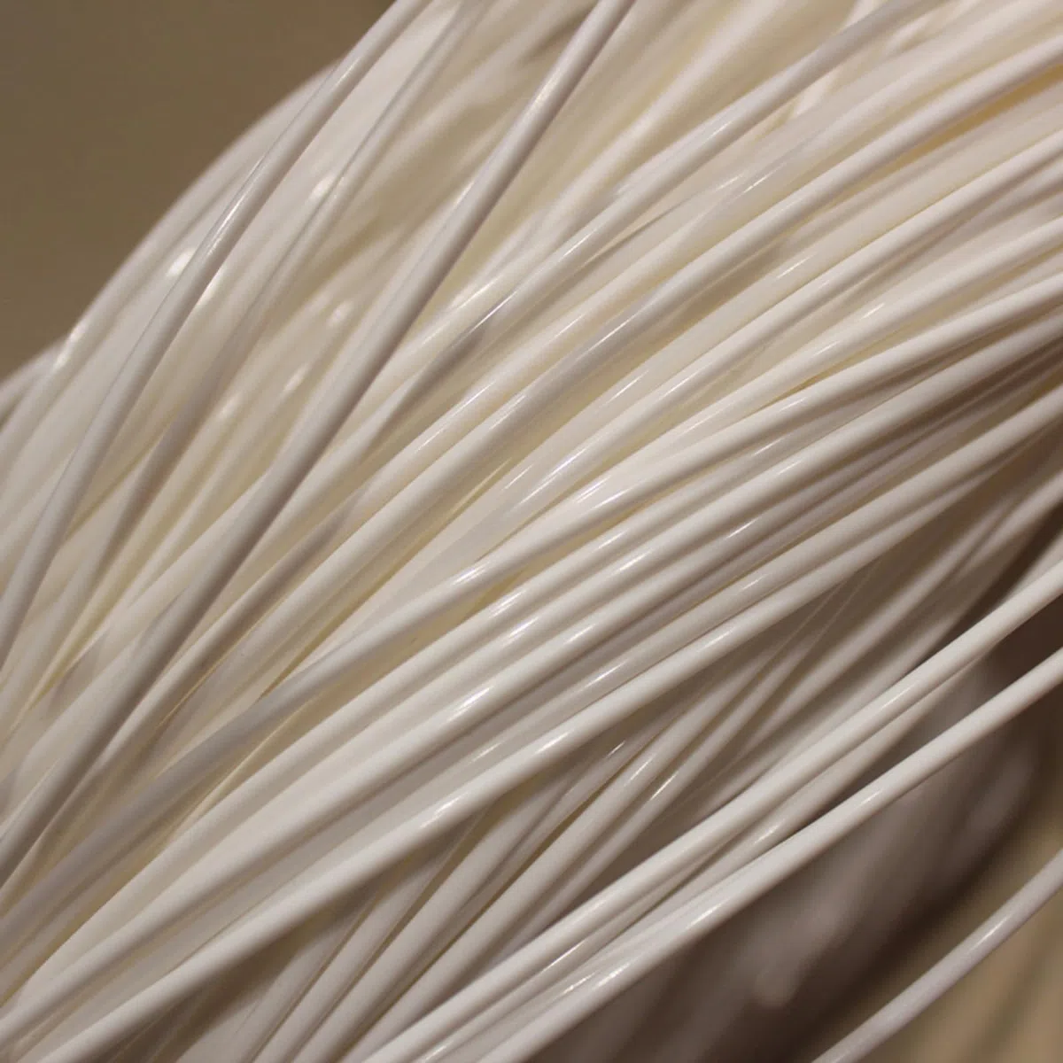 BBTISG Ratán Sintético de 2,4mm, Caña Redonda de Ratán para Manualidades Cañas de Ratán Redondas para Tejer Cestas y Reparación de Mimbre (blanco)