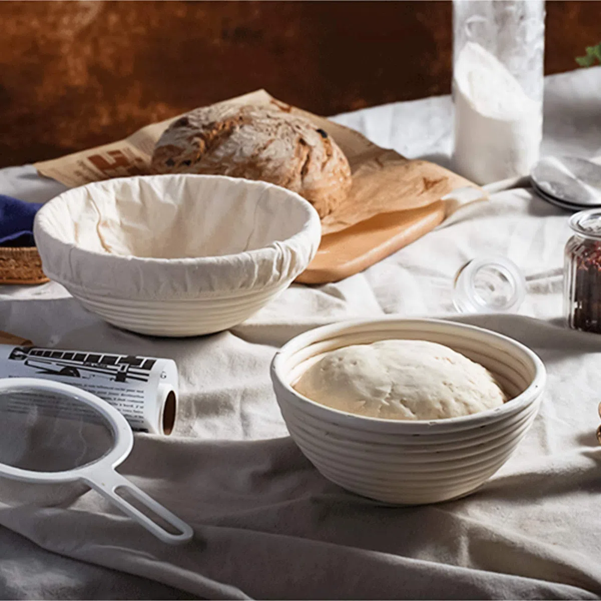 MUOIVG Cesta de Fermentación de Pan,10" Banneton Redondo 1000g, Cesta de Ratán Natural para Pan y Masa 25 x 25 x 8.5 cm con Tela de Lino, Raspador de Masa,Cuchillo de Panadero y Cepillo