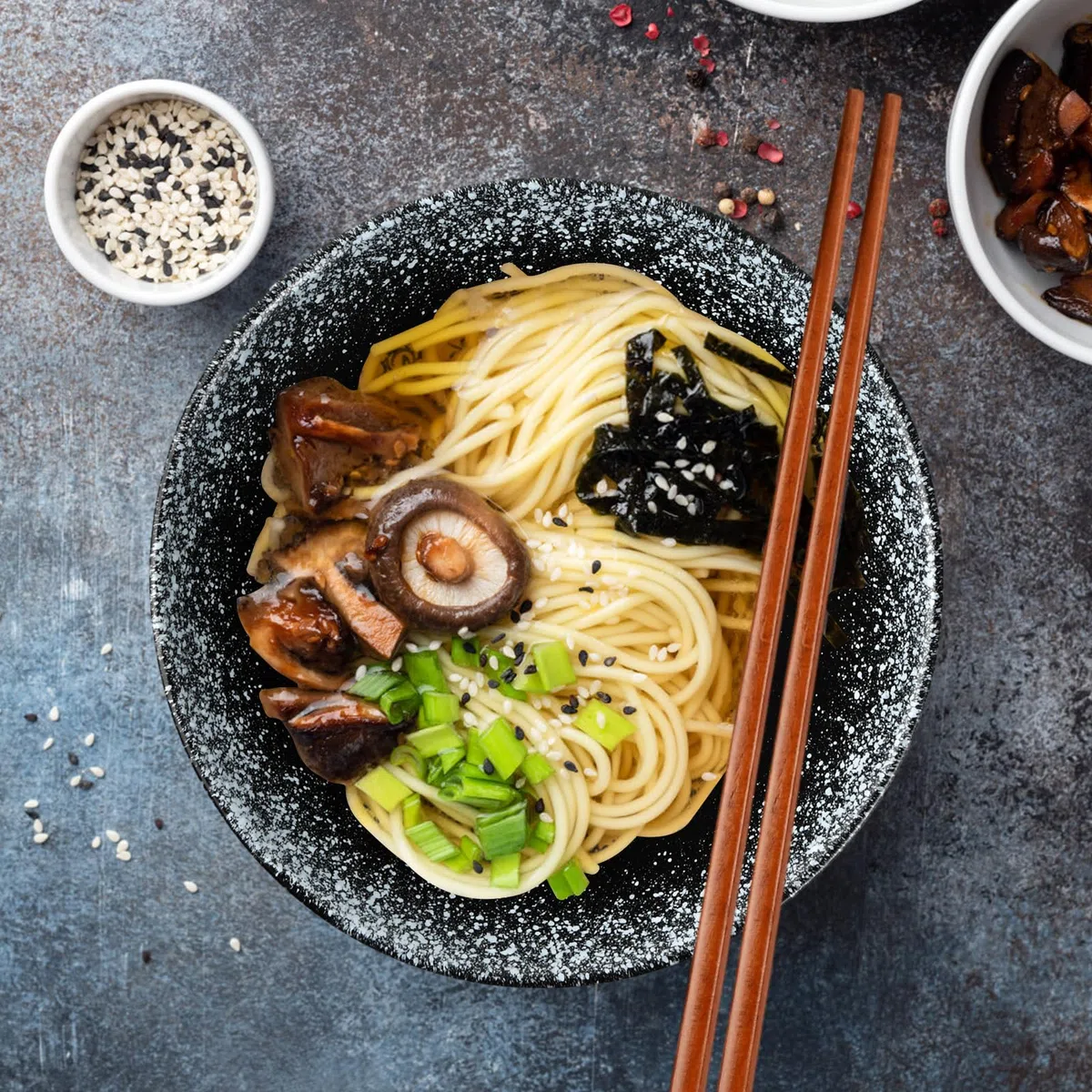 Juego Japonés de Vajilla, 2 Juegos Ramen Bowl de Cerámica,con Palillos, Cucharas y Condimento Plato, Tazones de Sopa de Fideos Japoneses, para Fideos, Ensalada de Frutas, Verduras