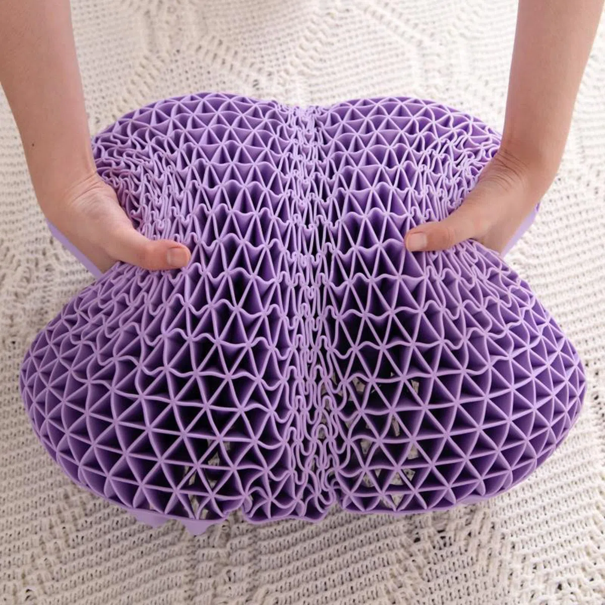 Almohada ortopédica para el cuello, espuma viscoelástica transpirable con rejilla de panal, diseño ergonómico de masaje para aliviar el dolor y apoyo cervical, alta elasticidad y comodidad