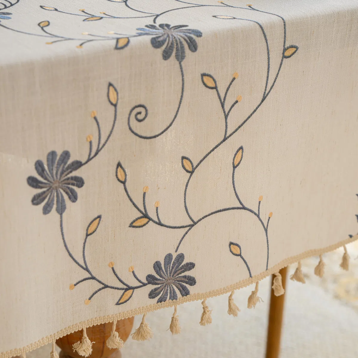 Mantel de Cocina Rectangular, Mantele con Aspecto de Lino, Fundas para Mesa Repelente al Agua, Bordado Tradicional (Crisantemo Azul, 140 x 260 cm)