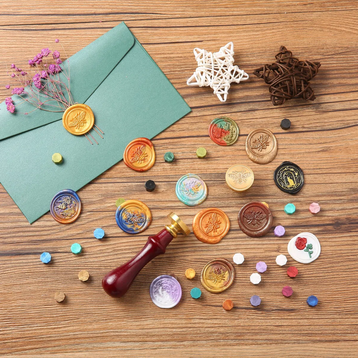 Kit de Sello de Lacre, 630 Perlas de Cera de Sellado, Caja de Regalo, 24 Colores, Calentador de Cera, Cucharas para Derretir, Velas de Té, Sobres