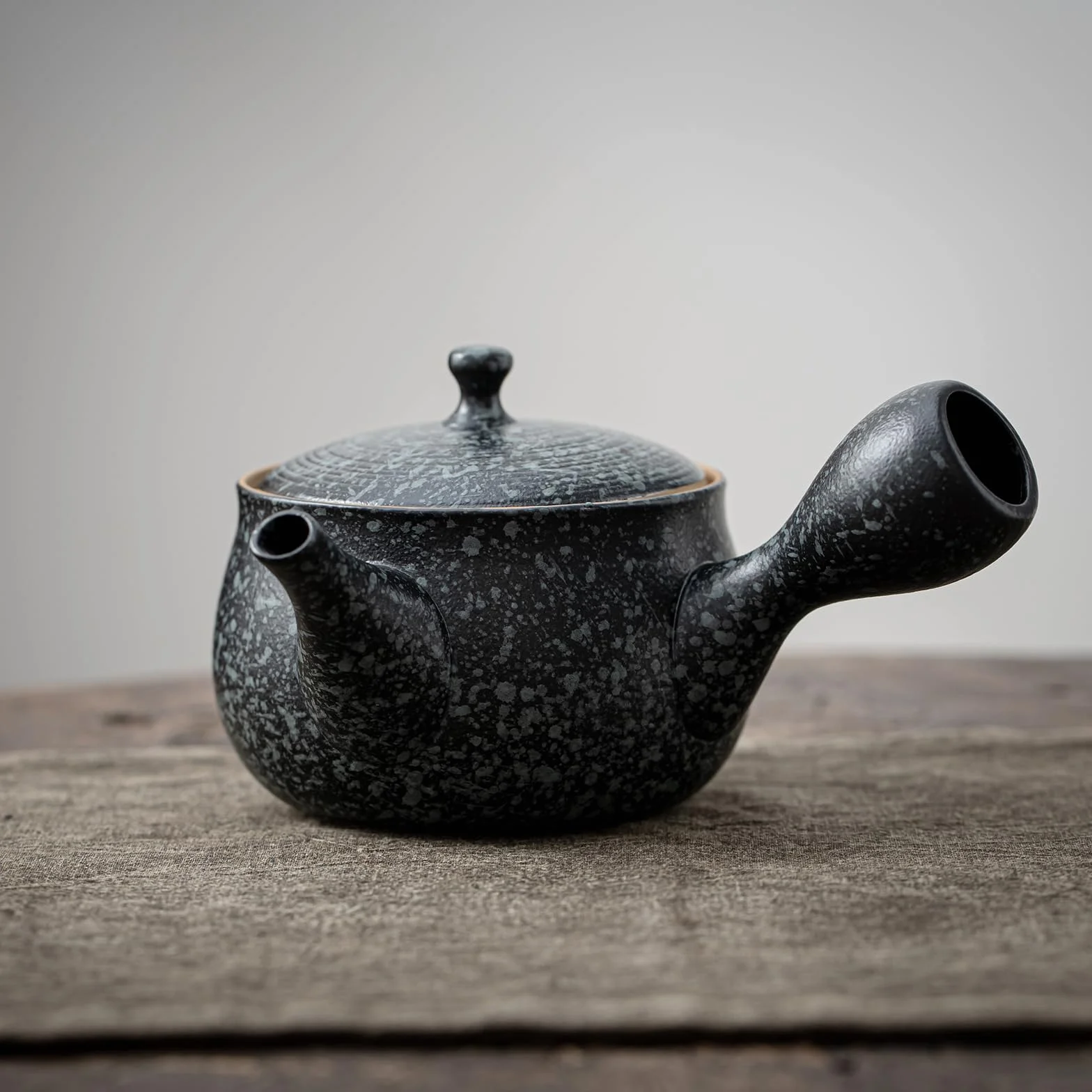 Tetera de cerámica TEANAGOO con infusor | Tetera pequeña de cerámica con asa lateral con infusores para té suelto/Kyusu japonés (8.5 oz) con infusor | Teteras para fiestas té, VP1, Rock Black