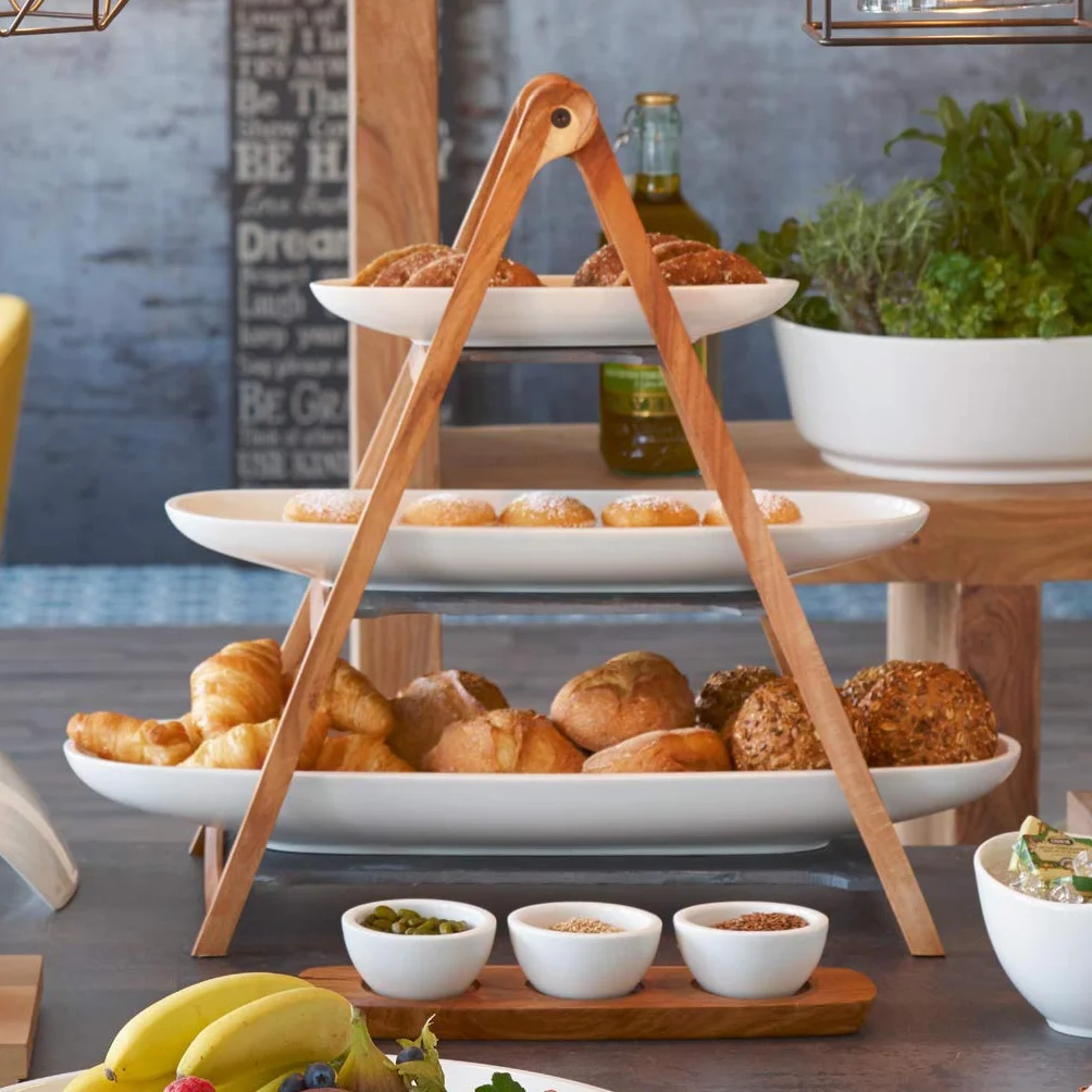 Villeroy & Boch - Artesano Bandeja de Pisos 4 Piezas Blanco, Apto para Lavavajillas, Apto para Microondas, Decoración Casa Moderna, Cerámica Decorativa, Madera de Acacia, Porcelana Premium, Esquisto