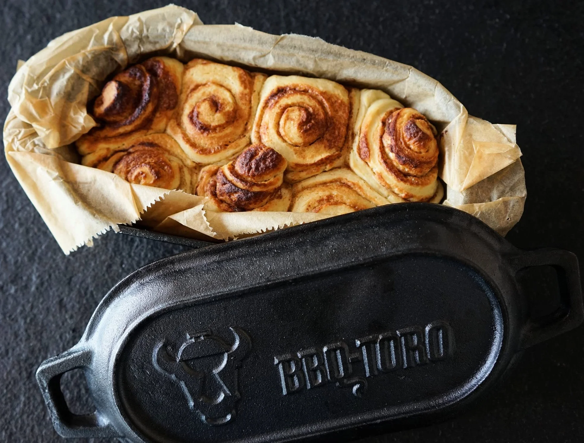 BBQ-Toro Olla de Hierro Fundido con Tapa y Asas | 1 litro | 29 x 12,5 x 5,5 cm | Curada - pre-Seasoned | Dutch Oven, Olla para Hornear, Horno Holandés