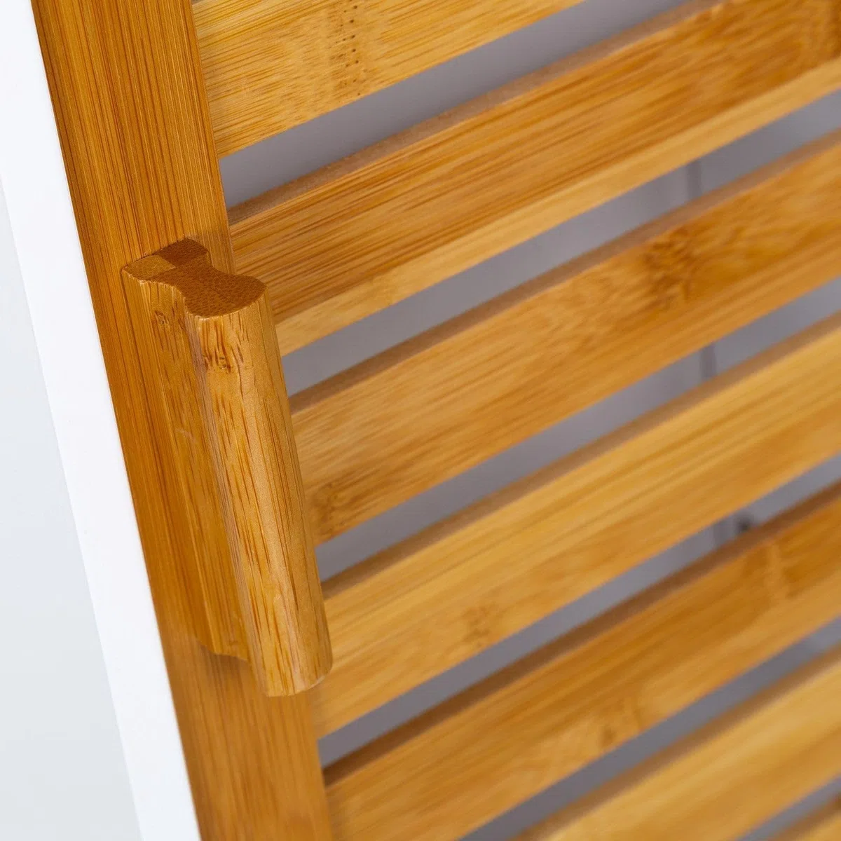 LOLAhome - Armario de baño de Pared Blanco y Madera de bambú de 53x30x18 cm con Puerta de persiana. Solución práctica de almacenaje para Productos de Aseo con Estilo nórdico y ordenado