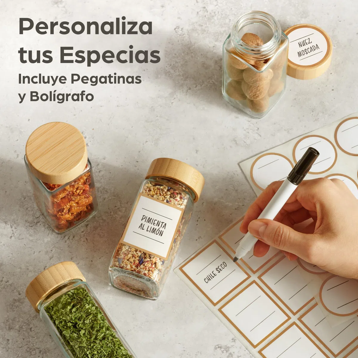 Praknu Botes para Especias de Cristal - Con Tapa de Bambú - Juego de 12 - Con Varios Filtros - Tarros de 120 ml - Incluye Pegatinas Reutilizables, Cepillo de Limpieza y Cuchara de Madera