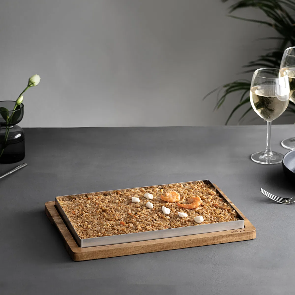 LACOR - 60831 - Llauna de Arroz, 26 x 18 cm, Bandeja de Acero Inoxidable, Base de Madera de Acacia, Ideal para Arroces, Guisos y Asados, Apta para Horno y Lavavajillas