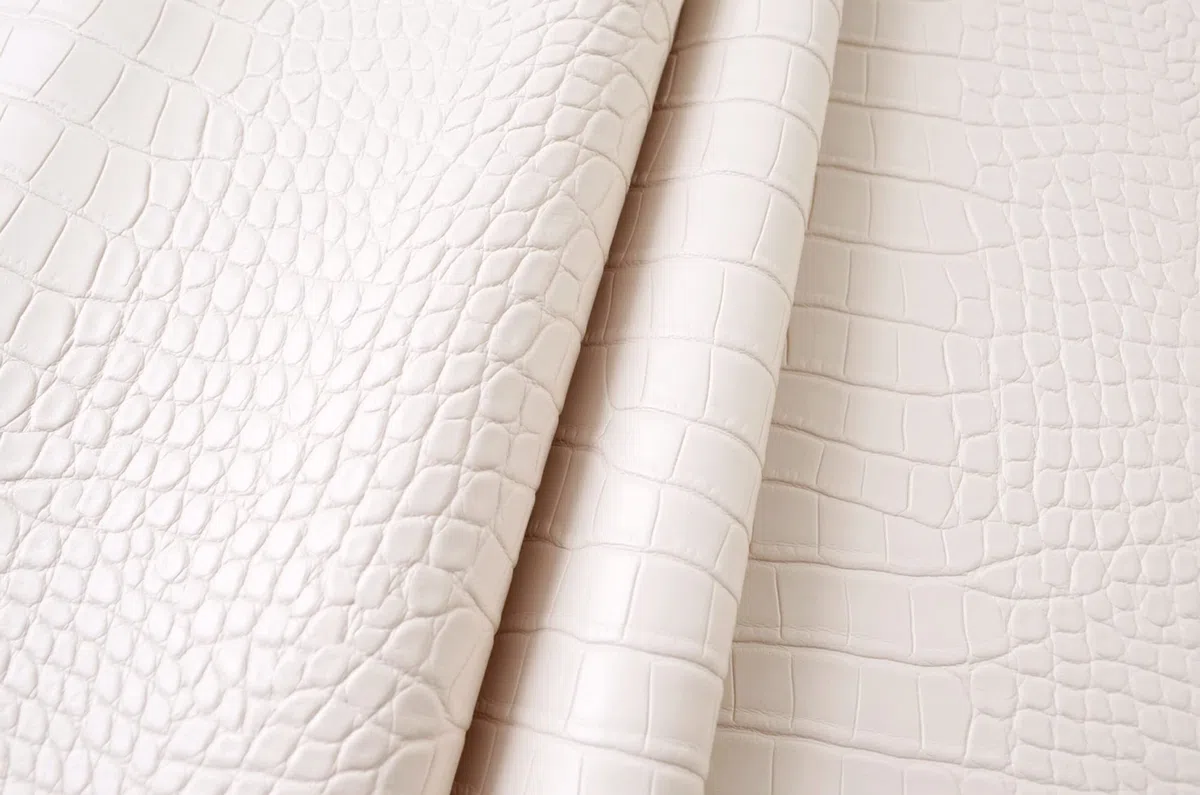 Wento Tela de piel sintética texturizada de piel de cocodrilo por The Yard - Estampado animal crema - 54 x 36 pulgadas - 2 libras