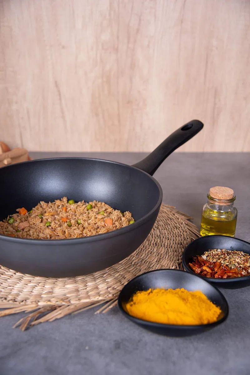 Arcos Serie Kaula | Wok Antiadherente 28 cm | Aluminio Forjado | Recubrimiento QuanTanium | Apta cualquier cocina | Mango Efecto Frio | Sistema ahorro energético | Apta lavavajillas | Color Negro