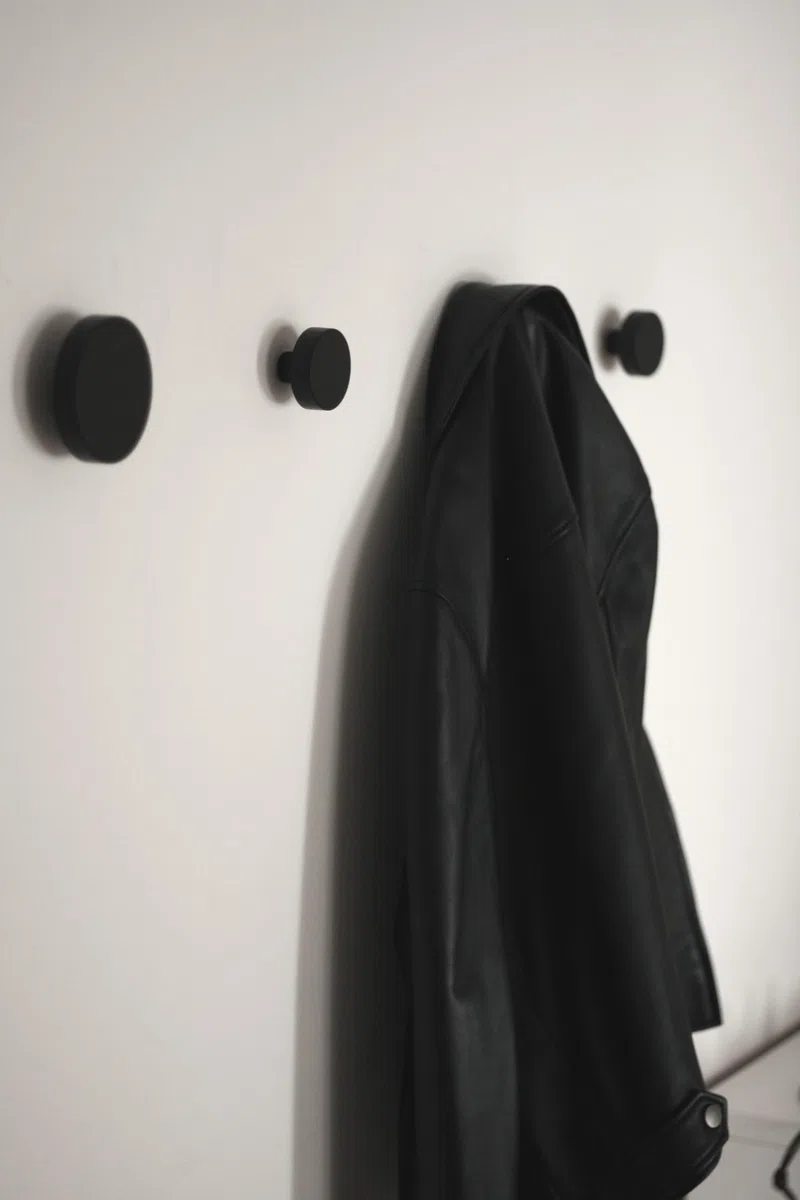Orano Perchero de Pared Redondo Ganchos de Madera Diseño Moderno para Abrigos Chaquetas Bolsos Toallas Bufandas Colgador para Entrada Juego 4 (Negro)