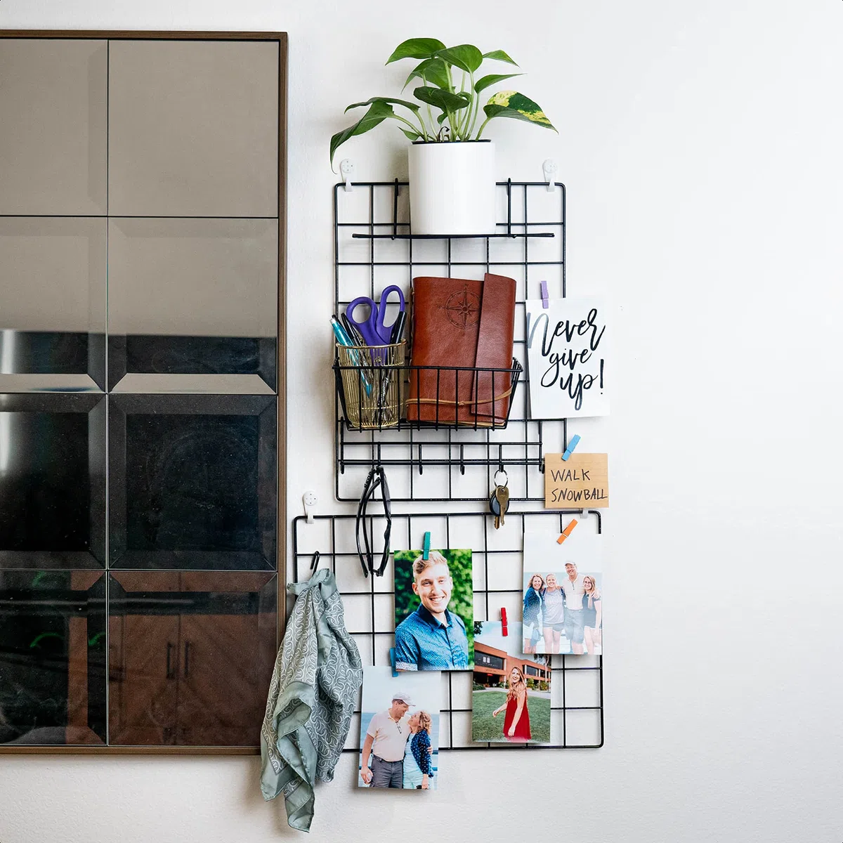 ODOXIA Juego de 2 Paneles de Rejilla Decoracion Pared con Accesorios | Incluye Cestas para Colgar, Ordenador de Cartas, Estante y Percheros | Decoración para Colgar en Casa, Oficina y Cocina